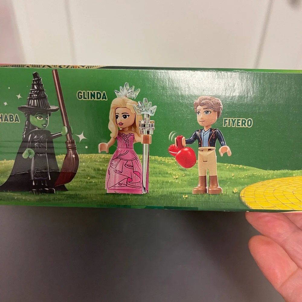 LEGO Wicked WelcomeTo Emerald City 75684 945Pcs 9+ Playset - Green/Gold/Pink NIB - Picture 12 of 13